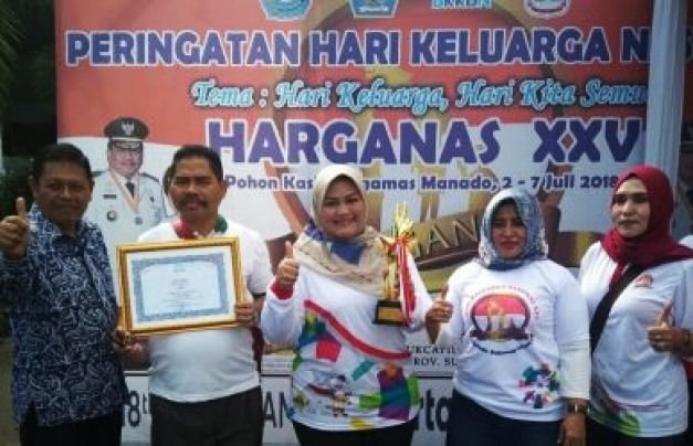 Bupati Bekasi Foto Bersama Sambil Memegang Piala Lomba UPPKS Tingkat Nasional