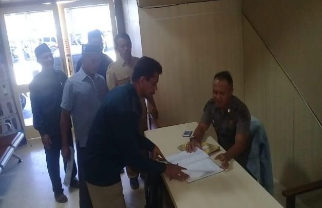 Foto : BPD dan Perangkat Desa Blumbungan saat Menyerahkan Surat Penolakan di Kantor DPRD Pamekasan