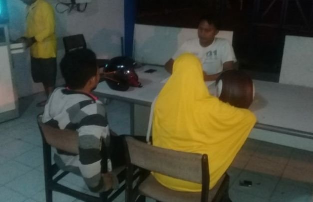 Foto : Sepasang Kekasih saat Diamankan dan Dimintai Keterangan di Pos Satpol PP Monumen Arek Lancor Pamekasan