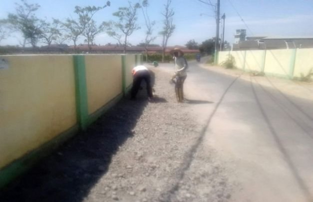 Foto : Pekerjaan Proyek Galian Pelebaran Jalan yang Tak Sesuai Spek