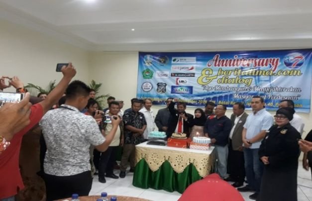 Foto : Penyerahan Kue Tar Pertama di Acara Aniversary Ke-7