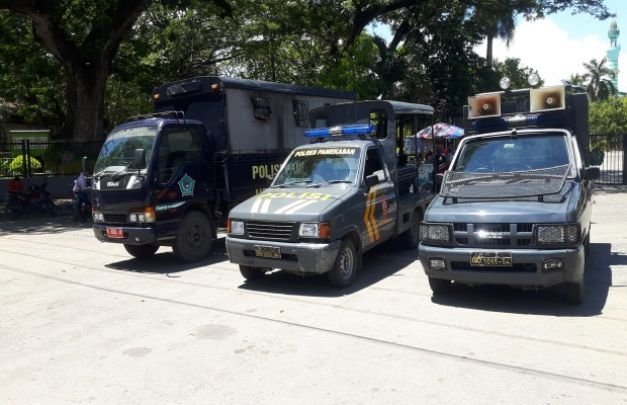 Foto : Mobil Satpol PP dan Mobil Polres Pamekasan