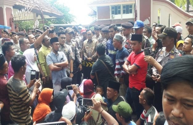 Foto : Massa Aksi saat Menyampaikan Aspirasinya di Depan Bupati Pamekasan