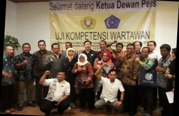 Foto Bersama Penguji dan Peserta UKW