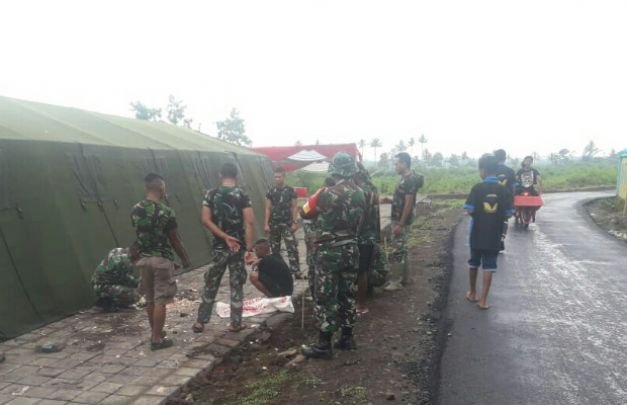 Foto: Satgas TMMD saat mempersiapkan lokasi upacara penutupan 