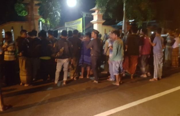 Foto: Ratusan warga pamekasan saat geruduk kantor Bawaslu