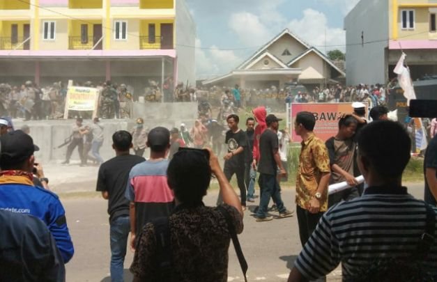Foto: Bentrok ratusan massa di pali saat tuntut psu
