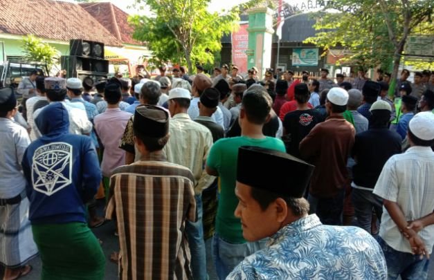 Foto: Ratusan warga pamekasan saat demo kantor Bawaslu
