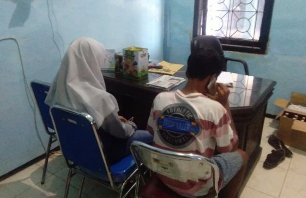 Foto: sepasang muda - mudi yang tertangkap berciuman di siang bolong saat menjalani pemeriksaan di kantor Satpol PP Sumenep