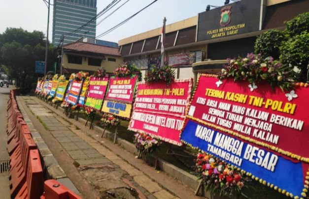 Foto: Kiriman bunga dari masyarakat ke Mapolres Jakbar