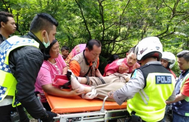 Foto: korban laka maut saat dievakuasi petugas
