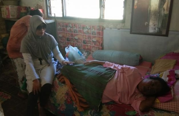 Foto: Ibu Zainab si Penderita Perut Kembung di Pamekasan Kini terbaring lemas
