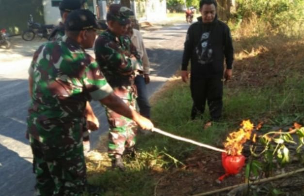 Foto: sembutan gas di halaman rumah anggota koramil manding