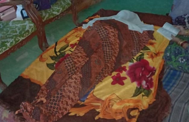 Foto: mayat pemuda tuna wicara yang ditemukan tewas gantung diri di rumahnya