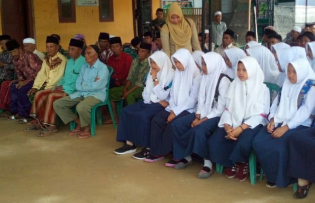 Foto: puluhan pelajar sekitar lokasi tmmd sampang saat mengikuti penyuluhan bahaya narkoba