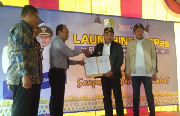 Foto: Bupati Sampang H. Slamet Junaedi, louncing penggunaan  elektronik retribusi pasar (E-RPas)  di Pasar Rongtengah Kecamatan Sampang