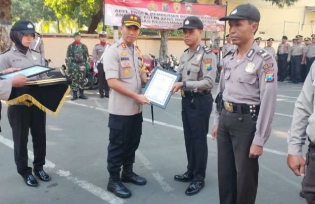 Foto: Kapolres Lunajang berikan reward pada anggotanya