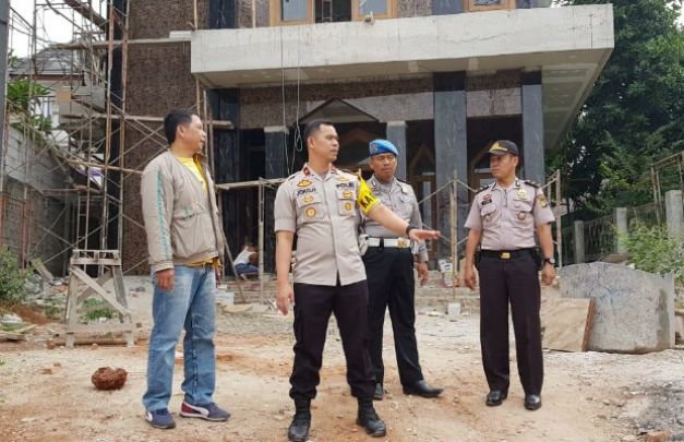 Foto: Kapolsek Kembangan saat menyambangi Mesjid Ar-Rohman