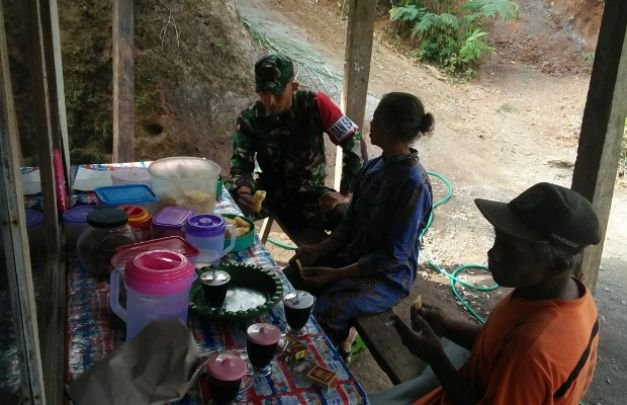 Foto: Satgas TMMD Kodim Trenggalek saat Sosialisasikan Manfaat Program KB