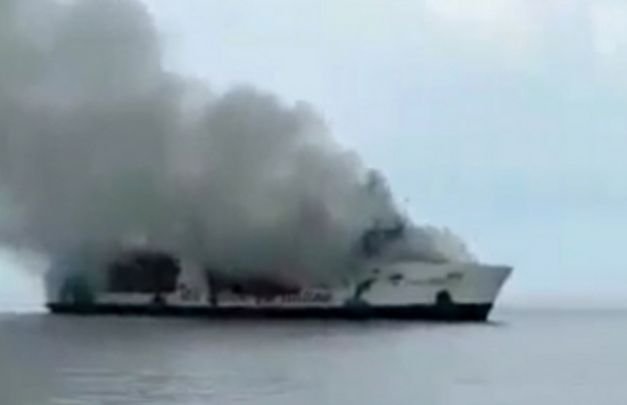 Foto: KM Santika Nusantara, yg terbakar di perairan masalembu-sumenep