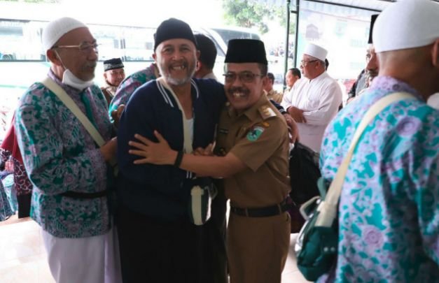 Foto: Wakil Walikota Batu Ir. H. Punjul Santoso, saat menyambut kedatangan para Jamaah Haji. (Foto: Humas Pemkot Batu)