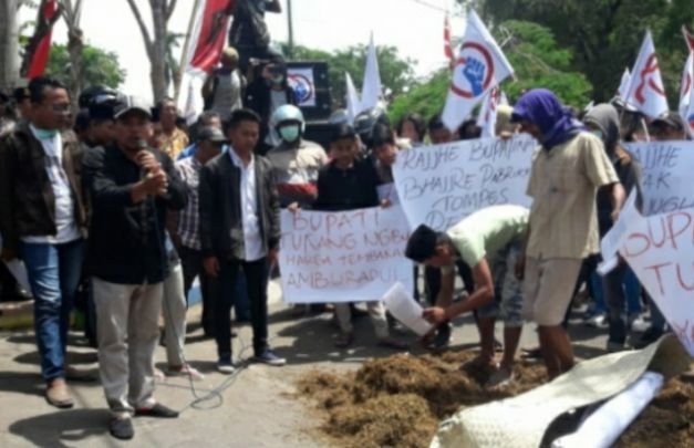 Foto: petani tembakau pamekasan saat mendatangi kantor bupati