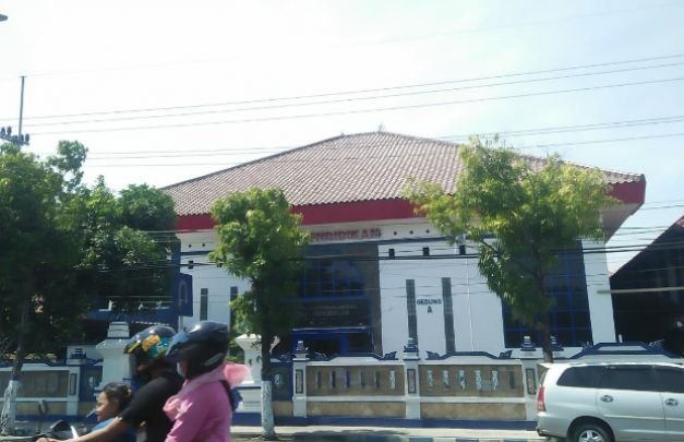 Foto: warga saat melintas didepan kantor Disdik Sampang