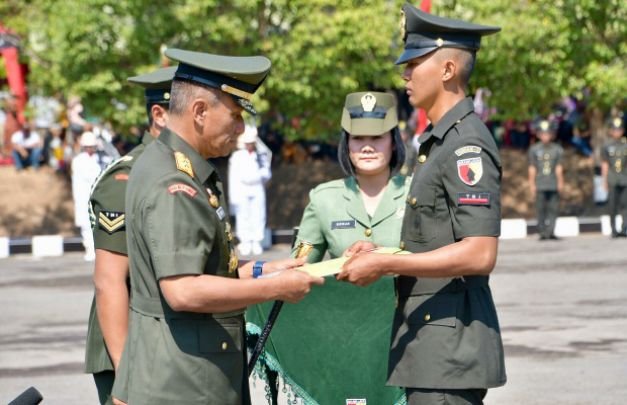 Foto: Pangdam V/Brawijaya, Mayjen TNI Wisnoe, P. B, saat mengakhiri kegiatan Dikmata TNI-AD Gelombang I