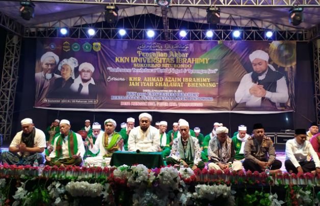 Foto : KHR. ACH. Azaim Ibrahimy Pengasuh Pondok Pesantren Salafiyah Syafi'iyah Sukerejo Pimpin Pengajian Akbar "Bondowoso Bersholawat untuk Negeri dan Renungan Suci"