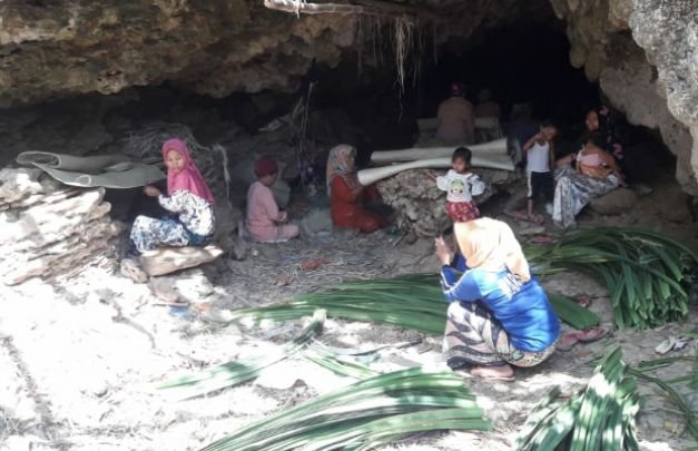 Foto: Ibu - ibu pengrajin tikar di Sampang saat beraktivitas didalam gua