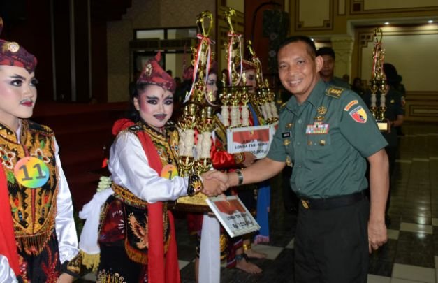 Foto: Pemberian hadiah di Balai Prajurit Kodam V/Brawijaya Surabaya