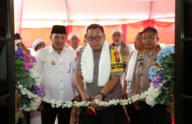 Foto: Kapolda Jatim saat Meresmikan Mapolsek Tambengan 