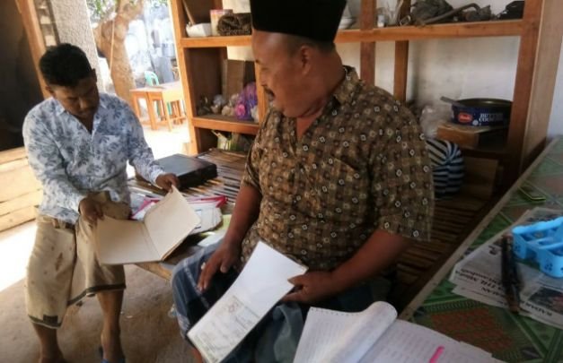 Foto : H. Abdus Syukur (kiri) Menunjukkan Dukumen Hak Kepemilikan Tanah di Rumahnya