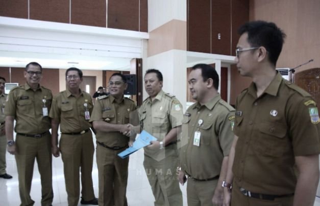 Foto : Penyerahan SK kenaikan pangkat ASN secara simbolis oleh Bupati Bekasi 