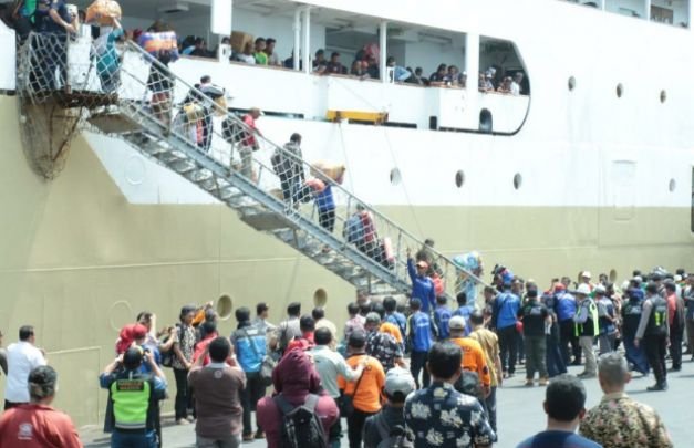 Foto: Kapal motor pengangkut warga Lumajang (korban kerusuhan Wamena) saat berlabuh di Tanjung Perak Surabaya