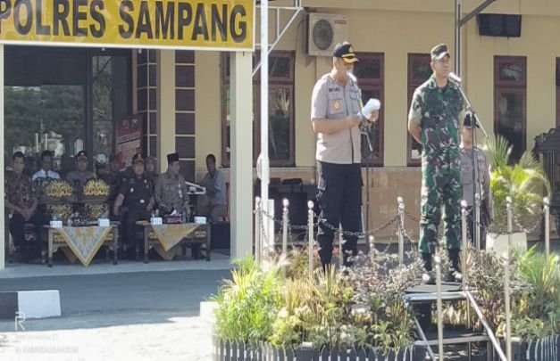 Foto: Gelar Apel Pasukan Kesiapan Pengamanan Pelantikan Presiden dan Wakil presiden RI di Mapolres Sampang