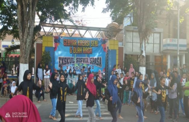 Foto : Pertunjukkan Siswa Siswi SMPN 01 Bondowoso, di tengah tengah ribuan pengunjung CFD