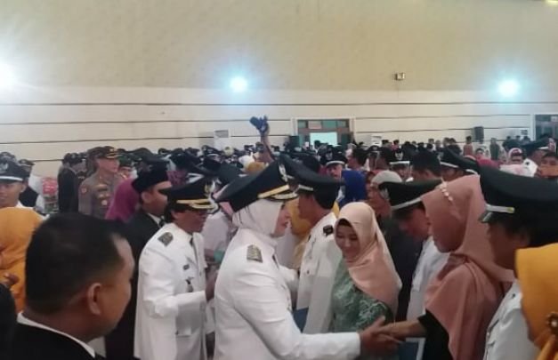 Foto: Bupati dan Wakil Bupati Jember saat menyalami kades terlantik