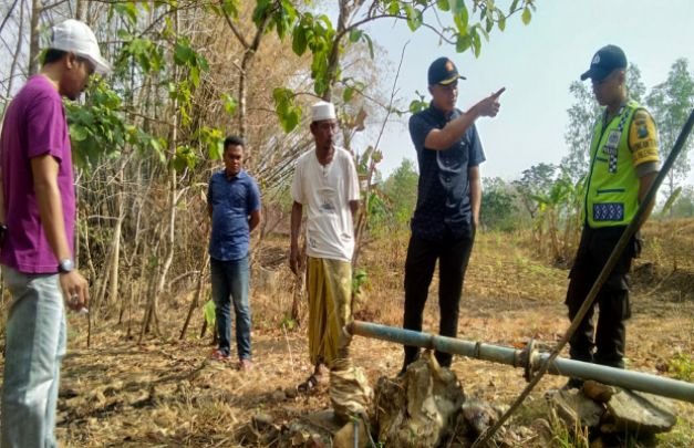 Foto : Alan Kaisan Bersama Masyarakat Meninjau Lokasi Sumber air di Desa Batoporo Barat