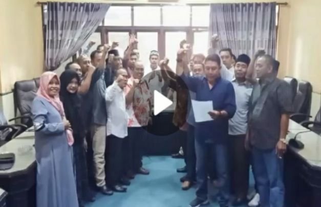 Foto: potongan video mosi tidak percaya pimpinan anggota dprd sumenep