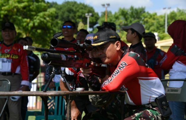 Foto: Dandim 0821 menjajal menembak