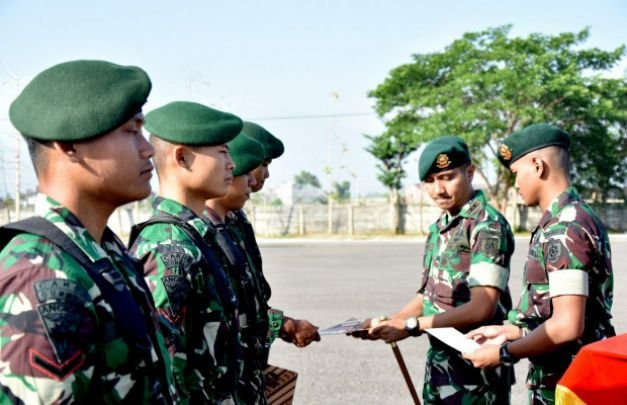 Foto: Danyonarmed 12/Divif 2 Kostrad, Letkol Arm Ronald, F. Siwabessy saat memberi penghargaan prajurit berprestasi