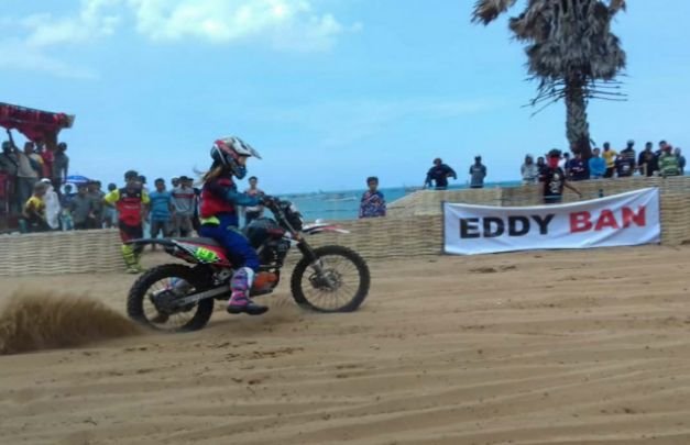 Foto: salah satu peserta cewek saat berlaga di acara Grass Track gunung pasir pantai slopeng