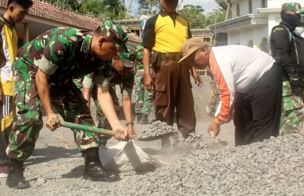 Foto: Dandim 0821 Letkol Inf. Ahmad Fauzi, S.E, turut berkerja dilokasi kegiatan bersama warga