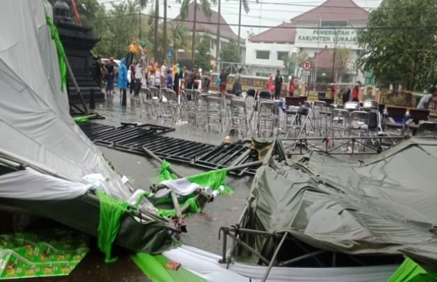 Foto: Suasana di pintu start, tenda roboh. (sumber nitizen)