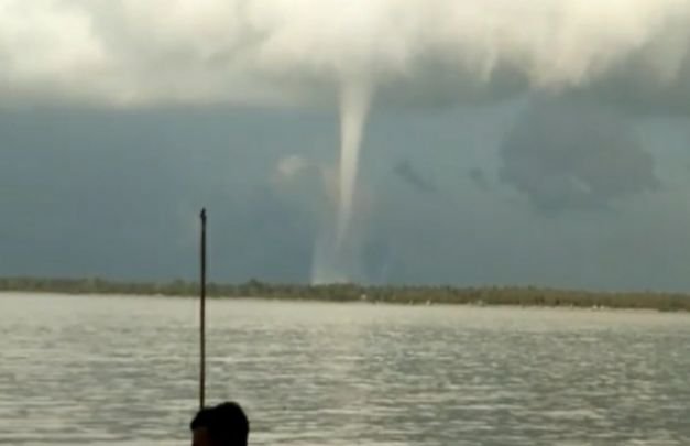 Foto: angin puting beliung mengamuk di perairan laut sapejen