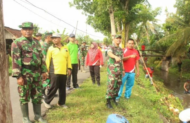 Foto: Dandim 0821 turut andil berbaur bersama warga