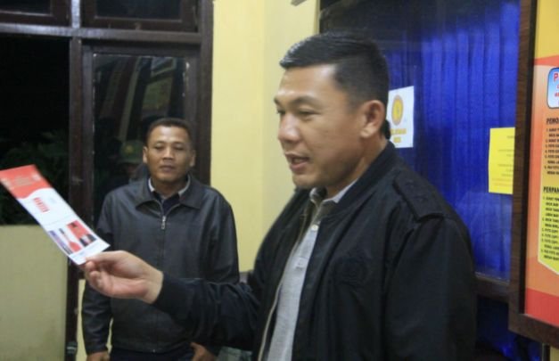 Foto: Kapolres Lumajang AKBP adewira Negara Siregar, memantau lokasi pelipatan kartu suara.