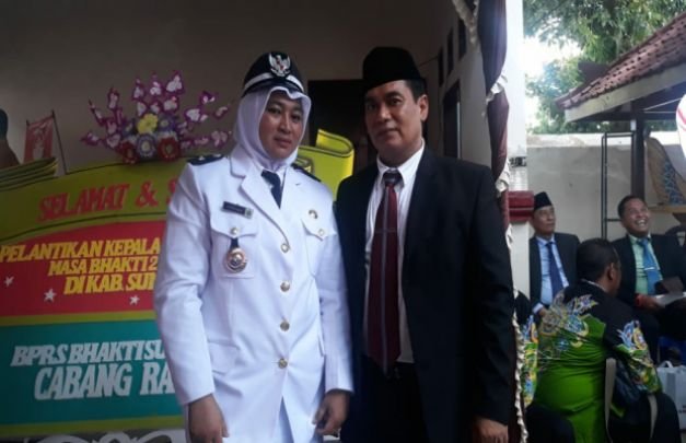 Foto: Hj. Antiyani, Kepala Desa Kekes Didampingi suami
