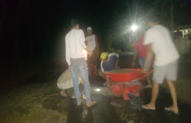 Foto: GPPD dan Warga Desa Lalangon saat menambal jalan rusak